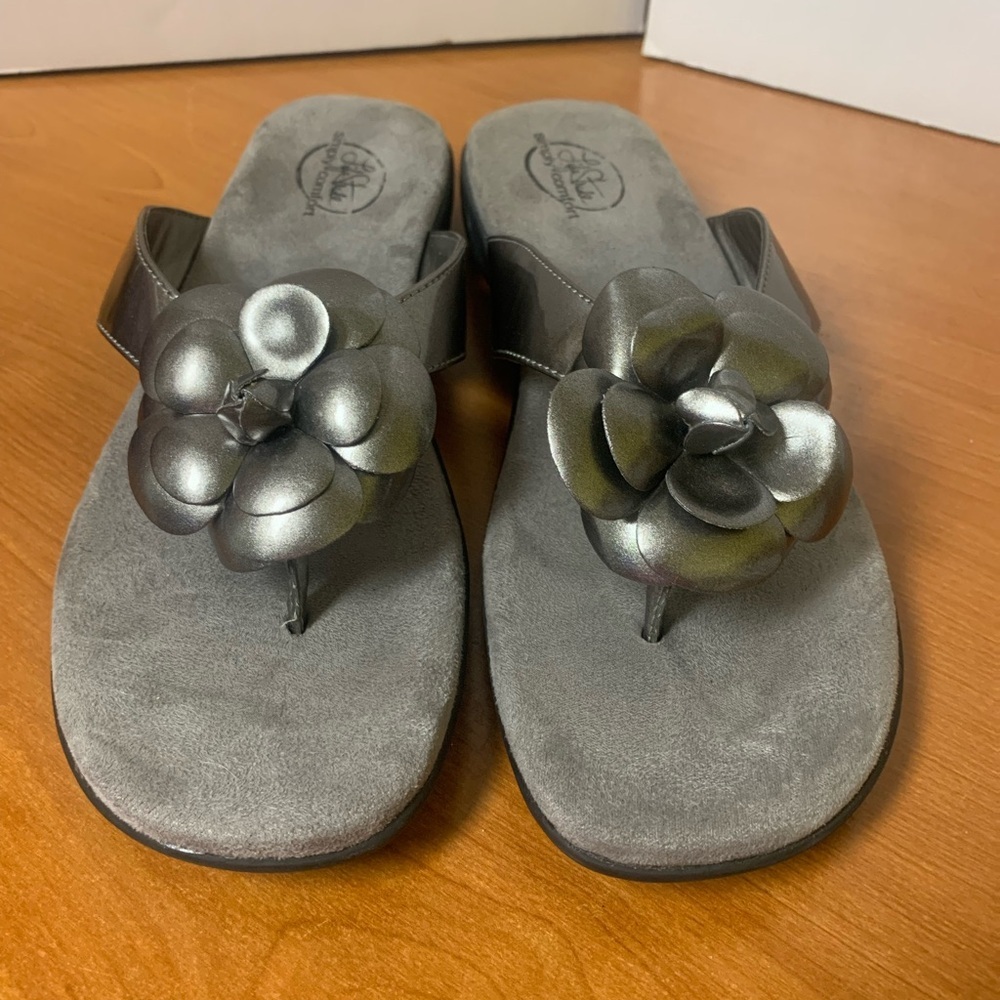 Life Stride Simply Confort Metallic Silver Women's Flip FlopS 10M
